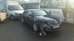 Авария на семерых – в Алматы из-за ДТП полностью блокирован перекресток