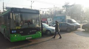 Авария на семерых – в Алматы из-за ДТП полностью блокирован перекресток