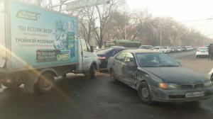Авария на семерых – в Алматы из-за ДТП полностью блокирован перекресток
