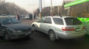 Авария на семерых – в Алматы из-за ДТП полностью блокирован перекресток