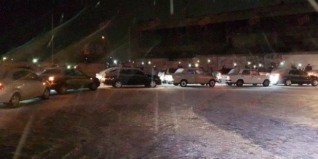 Украинские автомобилисты провели романтический флешмоб