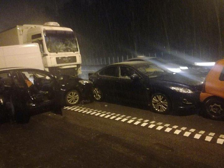 На МКАД фура собрала "паровоз" из шести автомобилей