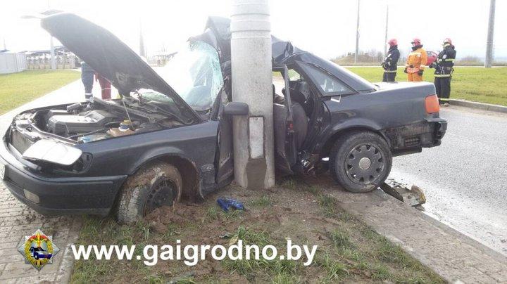 В Гродно Audi влетела в столб: водитель погиб