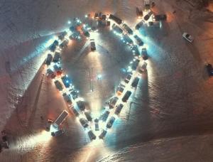 Украинские автомобилисты провели романтический флешмоб