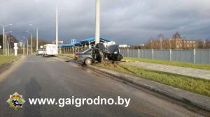 В Гродно Audi влетела в столб: водитель погиб