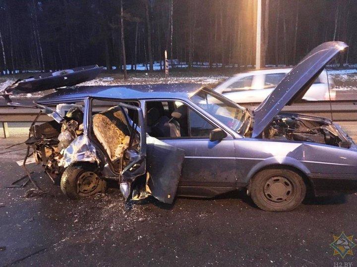 На выезде из Минска микроавтобус протаранил Volkswagen: пострадали два человека