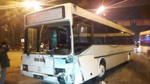 Три человека пострадали в аварии с автобусом в Алматы
