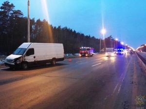 На выезде из Минска микроавтобус протаранил Volkswagen: пострадали два человека