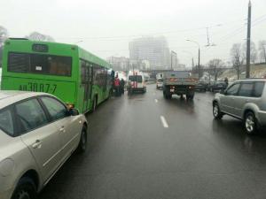 Пассажиры заметили, что водитель лежит на полу: в Минске рейсовый автобус протаранил ограждение
