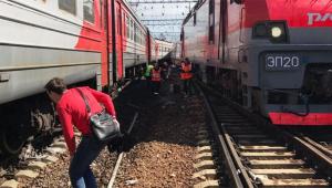 Автомобиль столкнулся с электричкой в Подмосковье