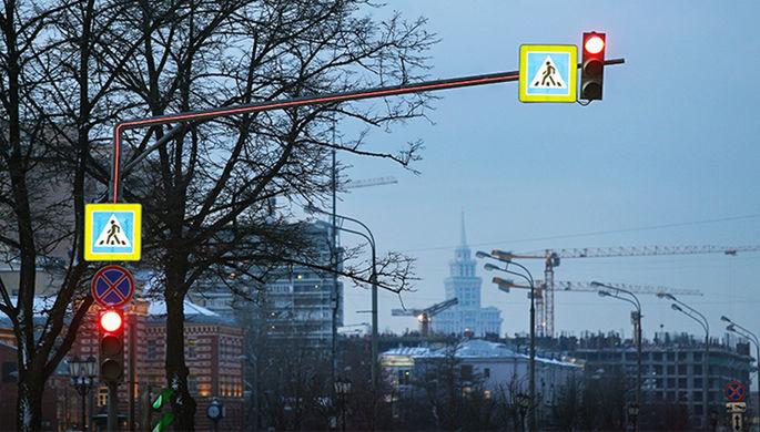 В Петербурге иномарка сбила двух девушек и ребенка