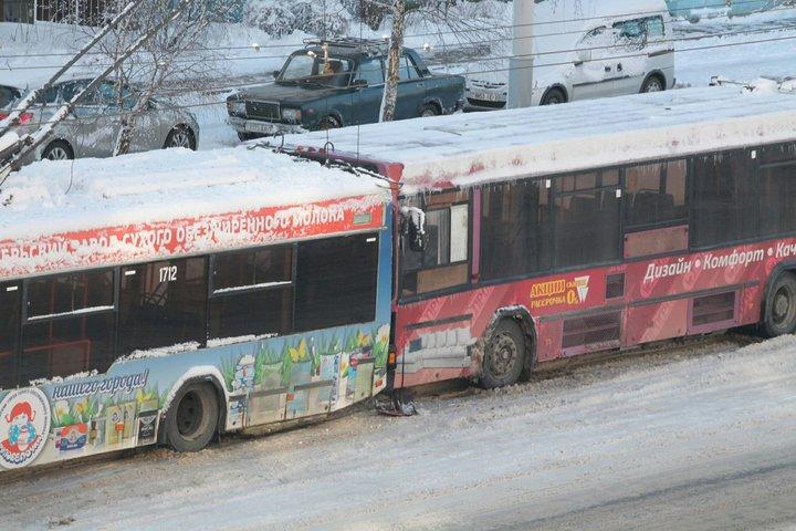 В Гомеле на остановке столкнулись автобус и троллейбус: пострадали трое пассажиров