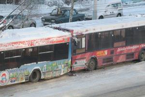В Гомеле на остановке столкнулись автобус и троллейбус: пострадали трое пассажиров