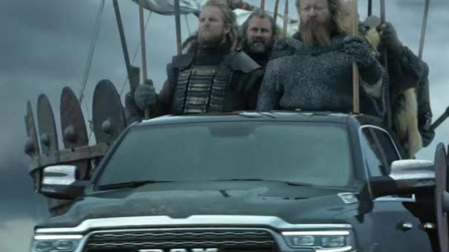 dodge ram история модели. 1517842078. dodge ram история модели фото. dodge ram история модели-1517842078. картинка dodge ram история модели. картинка 1517842078. Dodge Ram 1500/2500/3500 (второе поколение)Общие данныеПроизводитель: Chrysler Group LLCГоды пр-ва: 1994—2001(1500)1994—2002(2500 и 3500)Сборка: Соединённые Штаты Америки СШАДизайнТрансмиссияавтомат 4х ступенчатыймеханика 5 и 6-и ступенчатаяВ 1994 году линейка пикапов Dodge RAM претерпела серьёзные изменения, которые касались всего: от внешнего вида, до ключевых технических узлов. Анализ пожеланий покупателей демонстрировал их стремление сделать автомобиль внешне походящим на самый настоящий грузовик. В итоге, новая модель приобрела увеличенные размеры, огромную решетку радиатора и свой собственный имидж, более не похожий на аналогичные автомобили марок Chevrolet и Ford. dodge ram история модели. 1517842078. dodge ram история модели фото. dodge ram история модели-1517842078. картинка dodge ram история модели. картинка 1517842078. Dodge Ram 1500/2500/3500 (второе поколение)Общие данныеПроизводитель: Chrysler Group LLCГоды пр-ва: 1994—2001(1500)1994—2002(2500 и 3500)Сборка: Соединённые Штаты Америки СШАДизайнТрансмиссияавтомат 4х ступенчатыймеханика 5 и 6-и ступенчатаяВ 1994 году линейка пикапов Dodge RAM претерпела серьёзные изменения, которые касались всего: от внешнего вида, до ключевых технических узлов. Анализ пожеланий покупателей демонстрировал их стремление сделать автомобиль внешне походящим на самый настоящий грузовик. В итоге, новая модель приобрела увеличенные размеры, огромную решетку радиатора и свой собственный имидж, более не похожий на аналогичные автомобили марок Chevrolet и Ford.