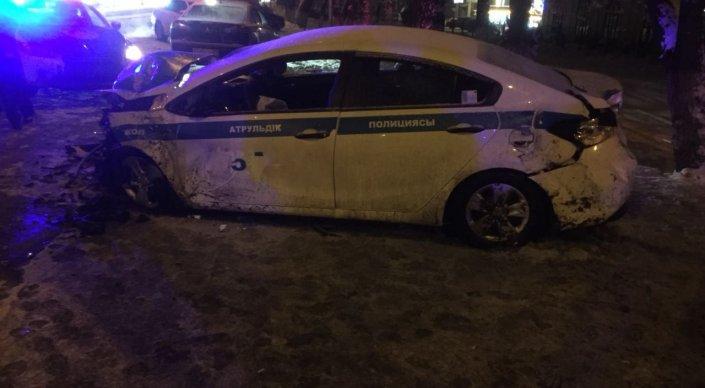 Патрульное авто "всмятку": полицейские пострадали в ДТП на Кульджинской трассе в Алматы
