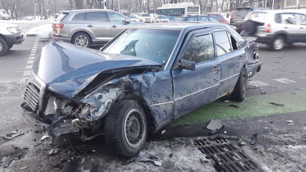 Угнанная машина спровоцировала аварию в Алматы