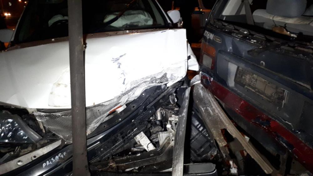 В Алматы машина врезалась в отопительную трубу