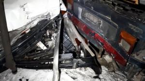В Алматы машина врезалась в отопительную трубу