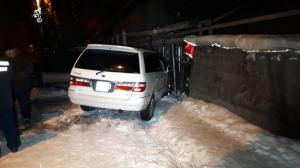 В Алматы машина врезалась в отопительную трубу