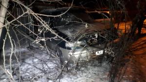 В Алматы машина врезалась в отопительную трубу