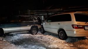 В Алматы машина врезалась в отопительную трубу