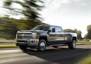 Пикапы Chevrolet и Ford с 4,5-тонными прицепами сразились в гонке
