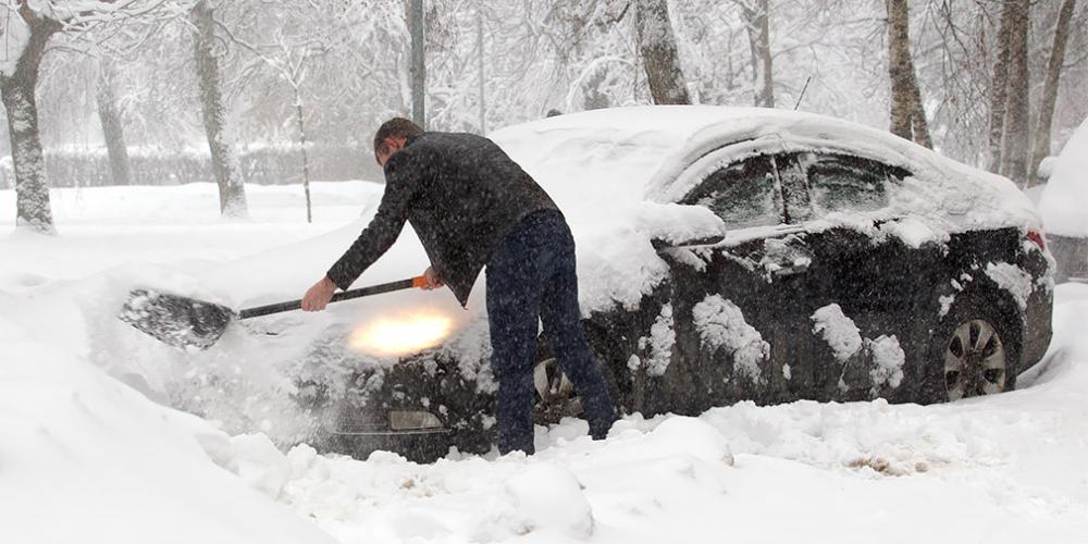 Москвичам предлагают выкопать их автомобили из-под снега за деньги