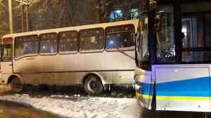 Массовое ДТП с участием автобусов и внедорожников произошло в Алматы
