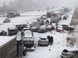 С высоты птичьего полета показали аварию из сотни автомобилей в США