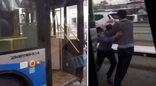 Водители автобуса и внедорожника Range Rover подрались в Алматы