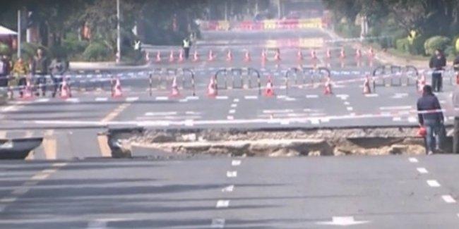 В Китае автомобильная трасса ушла под землю – много погибших