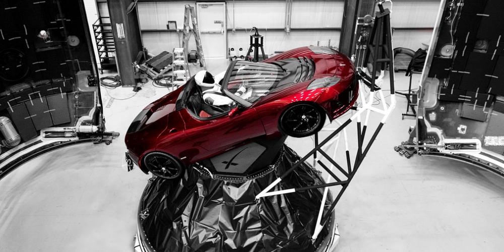 Запущенный в космос родстер Tesla отнесли к спутникам