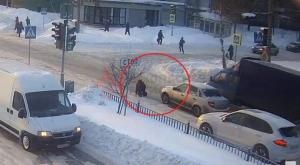 В Ярославле иномарка переехала упавшую на скользком пешеходном переходе женщину