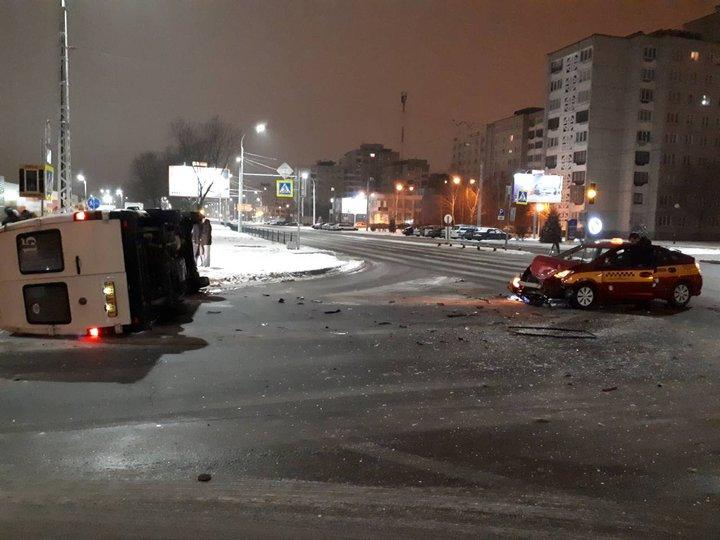 В Бресте маршрутка с десятью пассажирами опрокинулась после столкновения с такси
