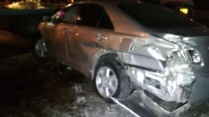 Toyota Camry влетела в кинотеатр "Целинный" в Алматы