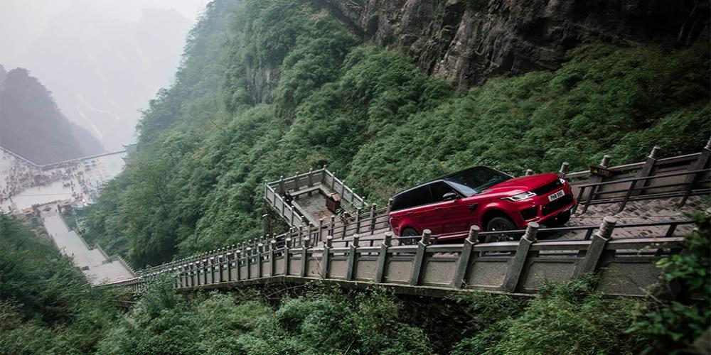 Видео: Range Rover преодолел 999 ступенек по пути в «Небесные врата»