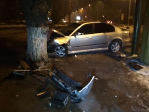 Лихач на Subaru снес светофор в Алматы