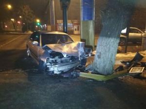 Лихач на Subaru снес светофор в Алматы