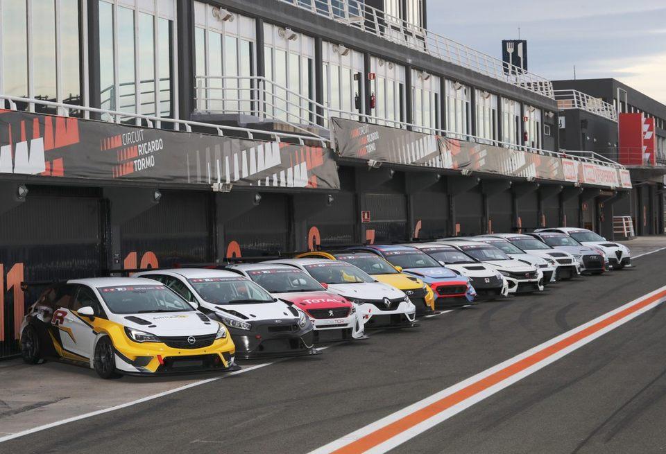 В Валенсии проходят сравнительные испытания автомобилей TCR