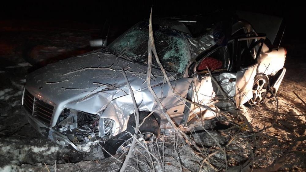 Один человек погиб при заносе Mercedes в фонарный столб в Алматы