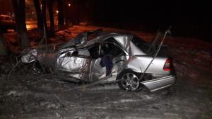 Один человек погиб при заносе Mercedes в фонарный столб в Алматы