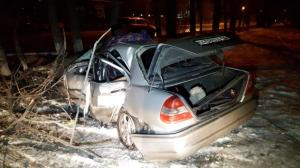 Один человек погиб при заносе Mercedes в фонарный столб в Алматы