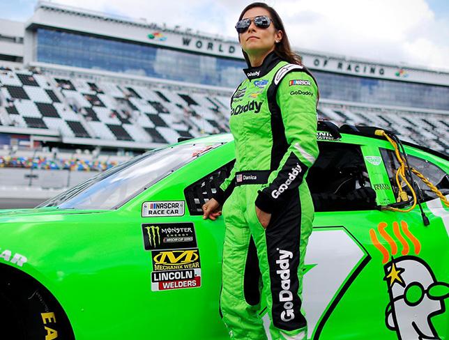 Даника Патрик проводит последнюю гонку в NASCAR