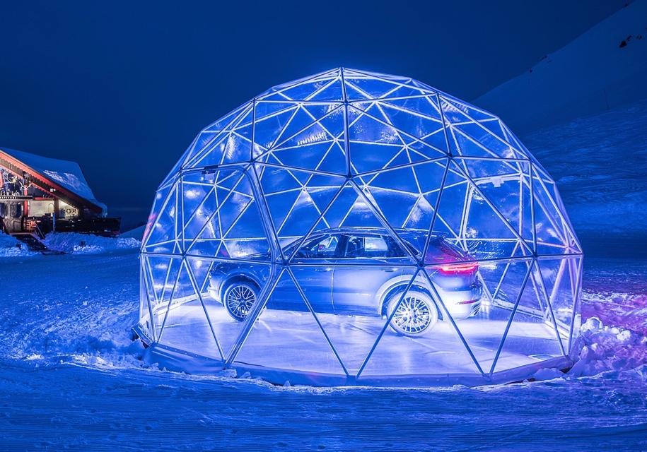 Porsche открыла самый высокогорный автосалон: и это стеклянный «пузырь»