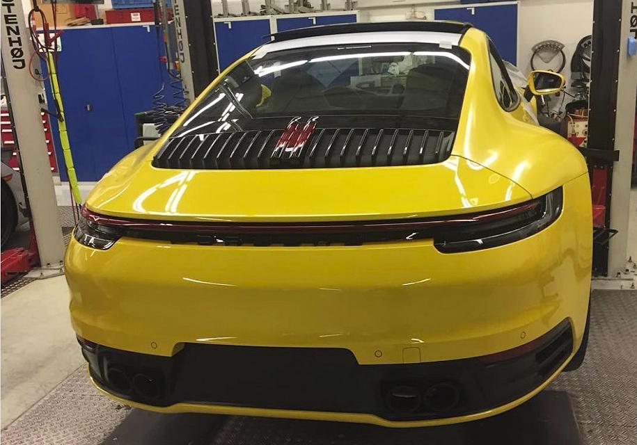 Появилась первая фотографии нового Porsche 911 без камуфляжа