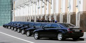 Дмитрия Медведева попросили пересадить чиновников на личные автомобили
