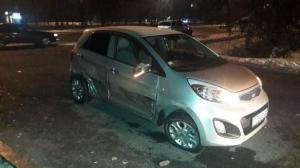 Toyota повисла над арыком после ДТП в Алматы