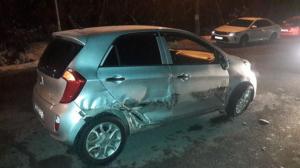 Toyota повисла над арыком после ДТП в Алматы