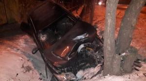 Toyota повисла над арыком после ДТП в Алматы