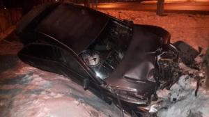 Toyota повисла над арыком после ДТП в Алматы